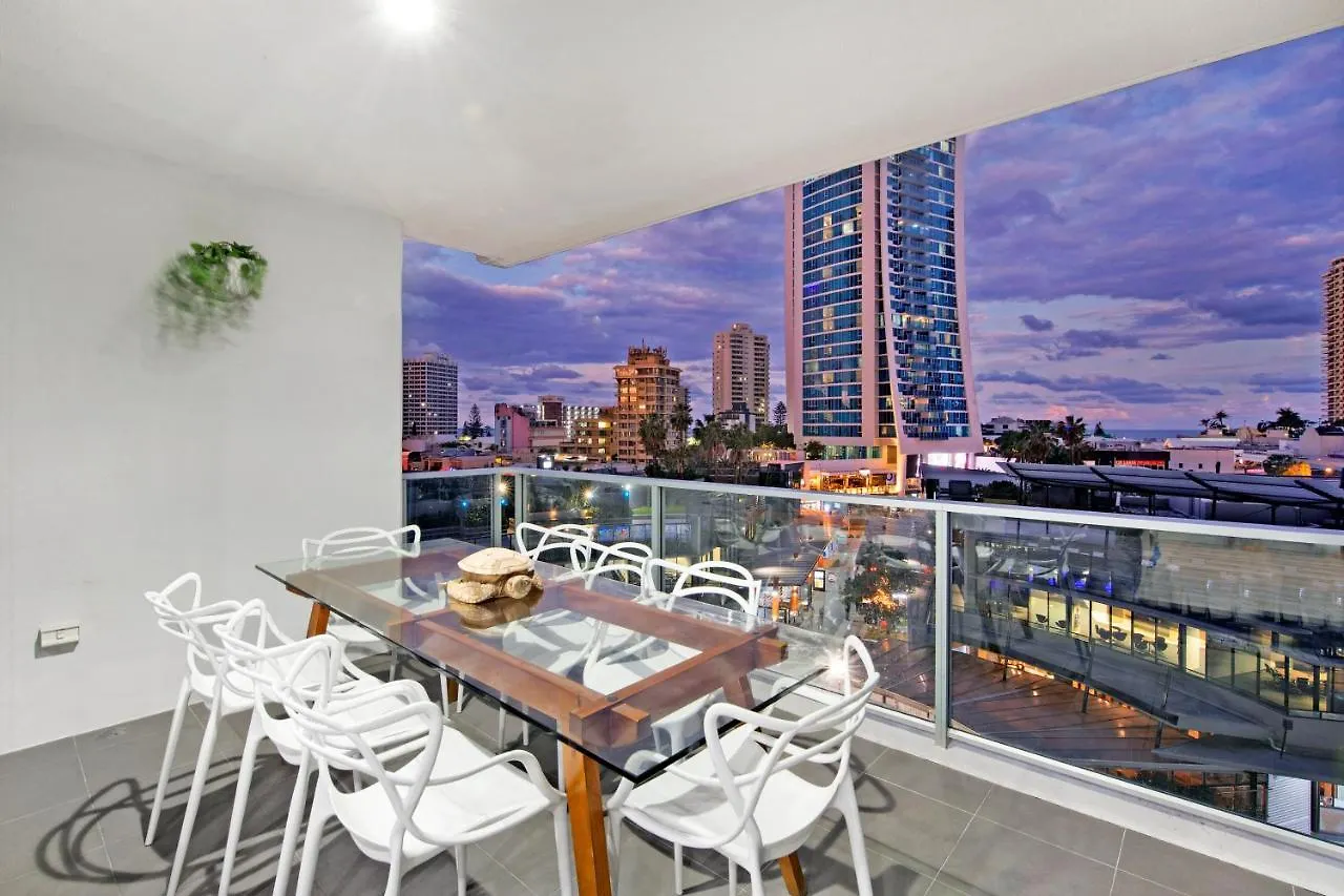 Circle On Cavill Surfers Paradise- 3 Bedroom Spa Apartment Gold Coast