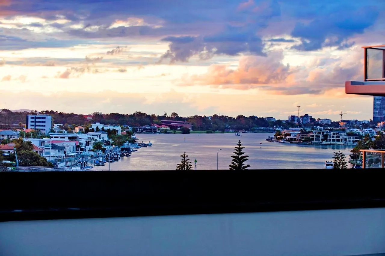 Circle On Cavill Surfers Paradise- 3 Bedroom Spa Apartment Gold Coast