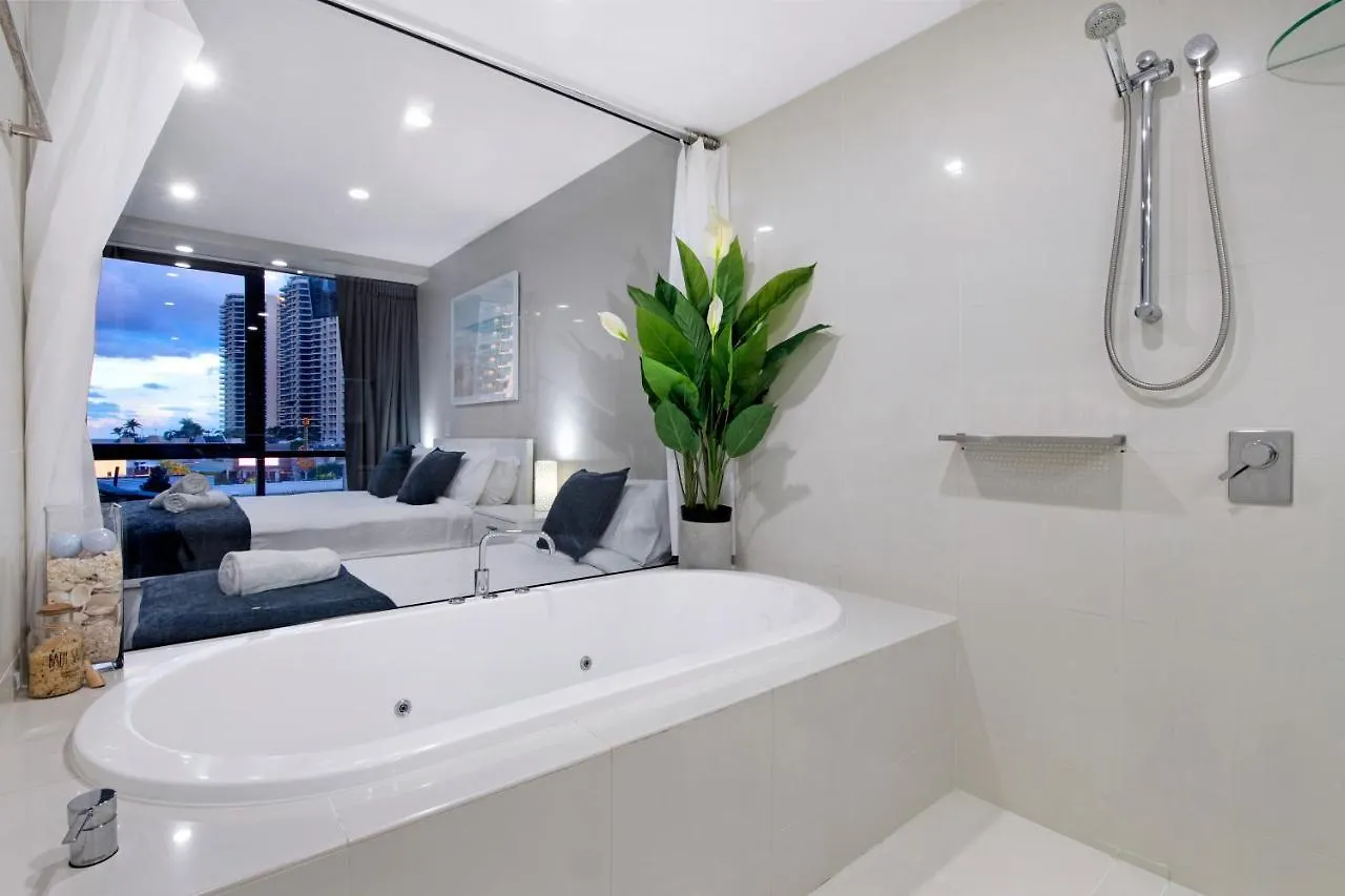 Circle On Cavill Surfers Paradise- 3 Bedroom Spa Apartment Gold Coast